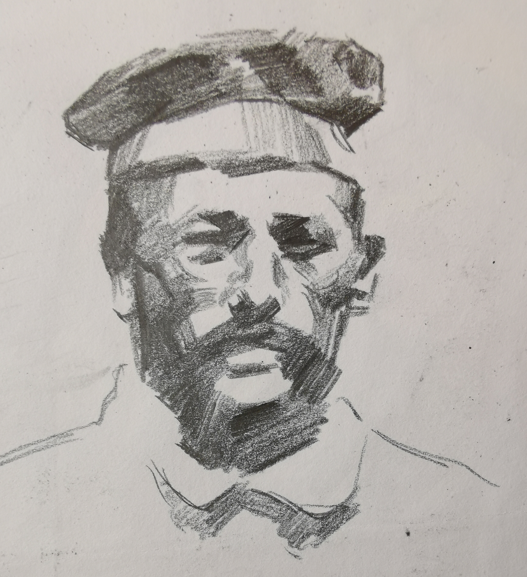 速写:学习使用自动铅笔画戴军帽的士兵头像